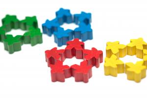 Spielfiguren verschiedener Farben vor einem weißen Hintergrund