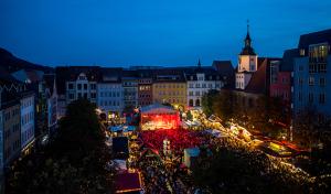 Der gut besuchte Marktplatz während des Jenaer Altstadtfestes