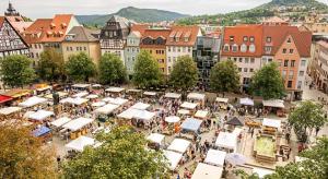 Blick auf den Jenaer Töpfermarkt auf dem historischen Marktplatz in Jena, viele Stände sind aufgebaut