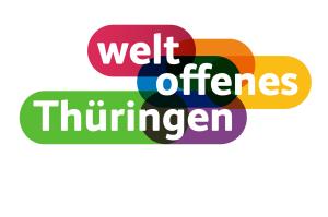 Der Schriftzug Weltoffenes Thüringen auf 3 Zeilen aufgeteilt in weißer Schrift auf mehrfarbigem Grund