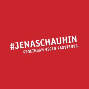 Der Schriftzug #JenaSchauHin, gemeinsam gegen Rassismus in weißer Schrift auf roten Grund