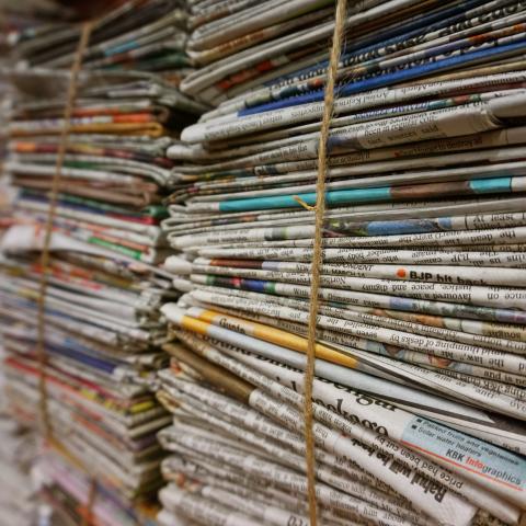 Mehrere Bündel von Zeitungen übereinander gestapelt