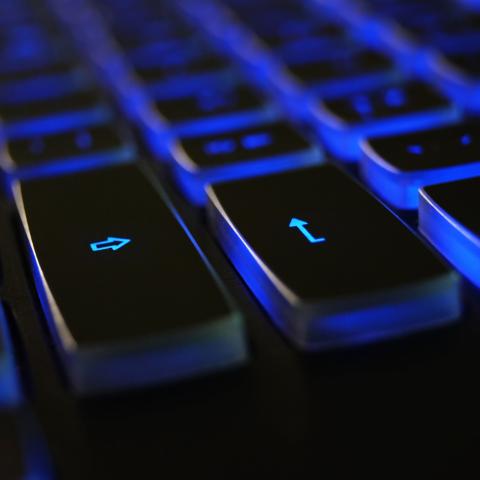 Nahaufnahmefoto schwarze und blaue Tastaturtasten am Rechner