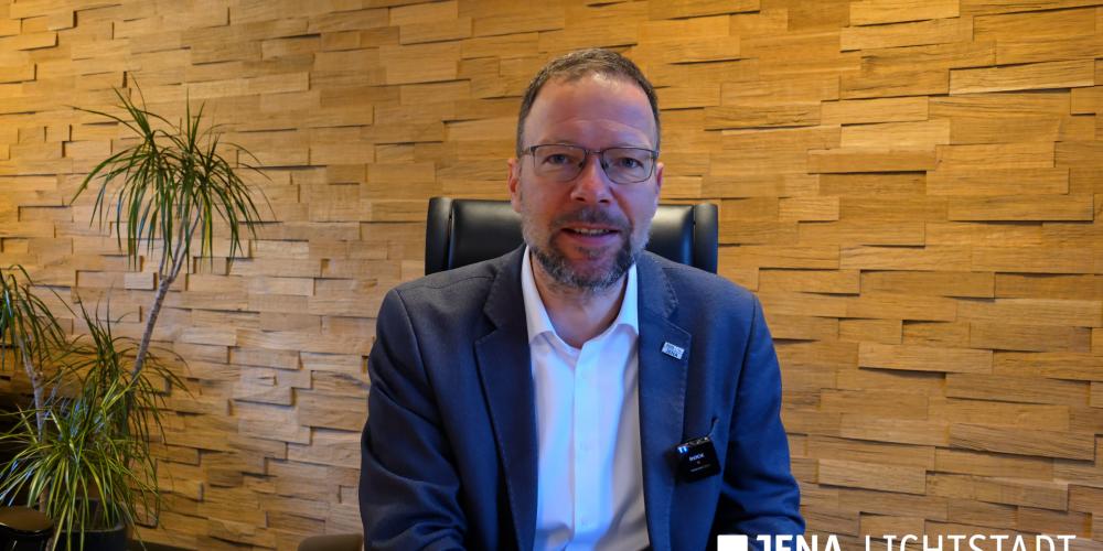 OB Thomas Nitzsche spricht in einer Kamera