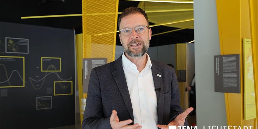 Oberbürgermeister Thomas Nitzsche steht in der Ausstellung "Energie - Was uns bewegt!