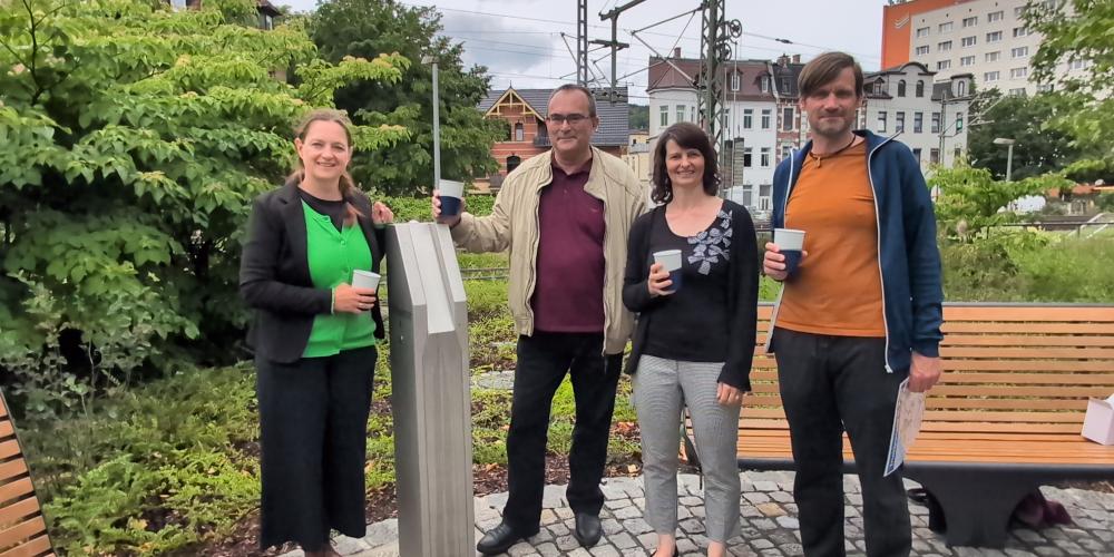 v.l.: Dezernentin Kathleen Lützkendorf , KSJ-Werkleiter Uwe Feige, Projektplanerin Elke Kalbas-Borkmann (Fachdienst Stadtplanung) und Klimaanpassungskoordinator Daniel Knopf am Trinkbrunnen "Gries".