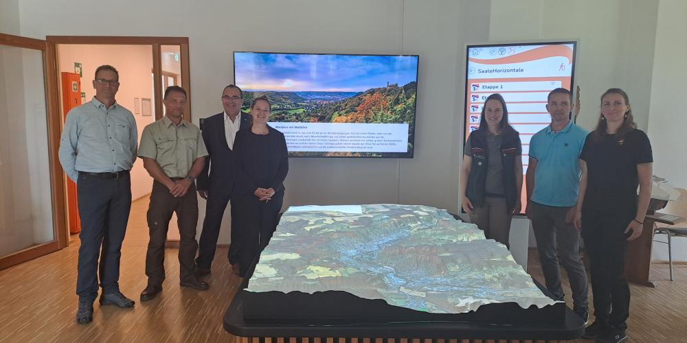 Am 3D-Modell: Stefan Geisenhainer von Shapewerk, Olaf Schubert (Stadtforstamt), Uwe Feige (Werkleiter KSJ), Dezernentin Kathleen Lützkendorf, Dr. Luise Eichhorn (Stadtforstamt), Thorsten Göhring (KSJ), Carolina Reinhold (Stadtforstamt)