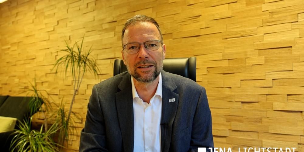 OB Thomas Nitzsche spricjht in eine Kamera
