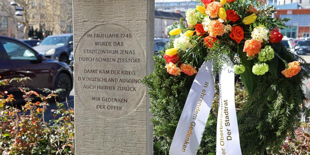 Gedenkstele und Kranz