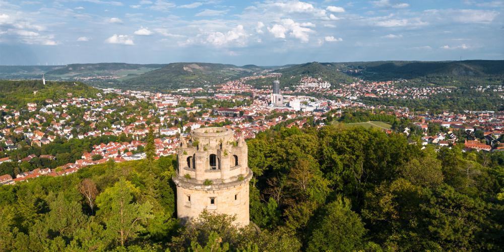 Ein Luftbild der Stadt Jena, im Vordergrund der Bismarck-Turm