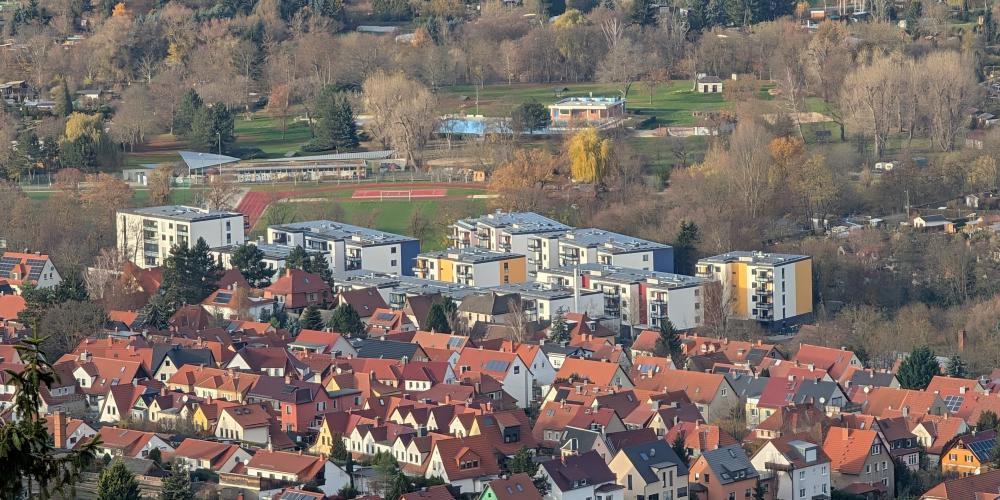Blick auf die Gebäude der Erlenhöfe