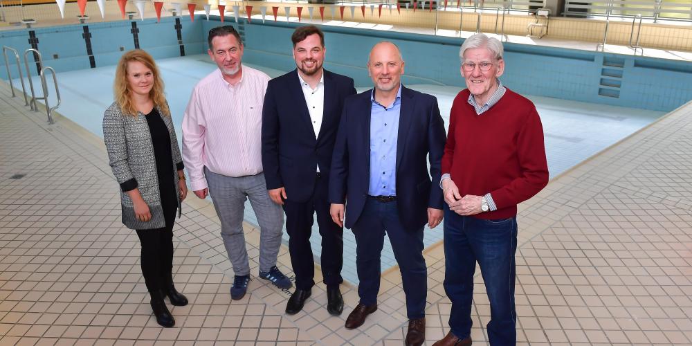 Stehen vor dem leeren Schwimmbecken in der ehemaligen Schwimmhalle: Katrin Hitziggrad (Blank – Agentur für Zwischennutzung), Jörg Hühn (Geschäftsführer reCoVer Stiftung Jena), Dezernent Johannes Schleußner, Bernhard Dengel (Geschäftsführer Jenaer Bäder) und Ortsteilbürgermeister Volker Blumentritt (v. l.)