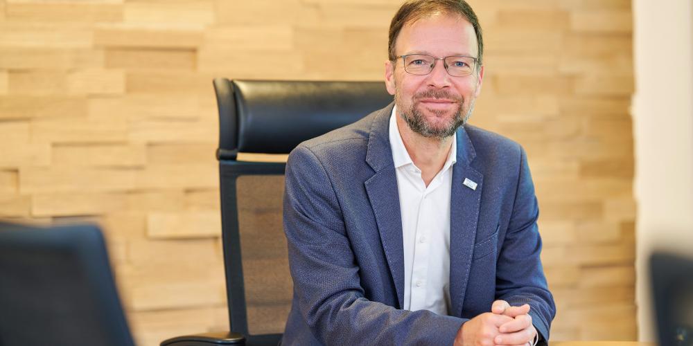 OB Thomas Nitzsche blickt in die Kamera.