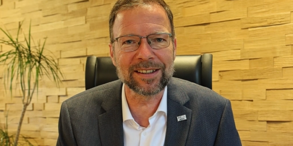 Oberbürgermeister Dr. Thomas Nitzsche schaut in die Kamera.