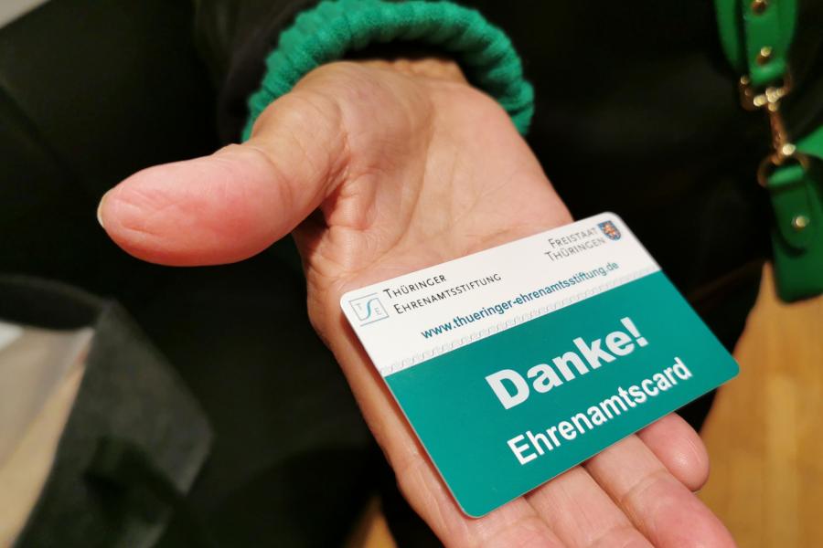Karte in einer Hand