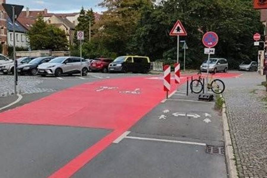 Eine Straße ist als Fahrradstraße markiert.