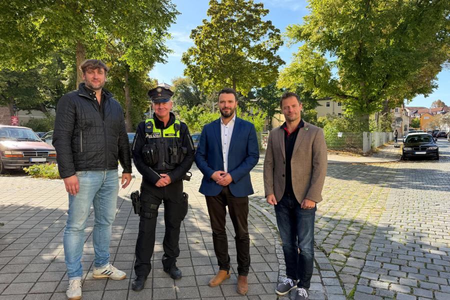 Vier Männer lächeln in die Kamera.