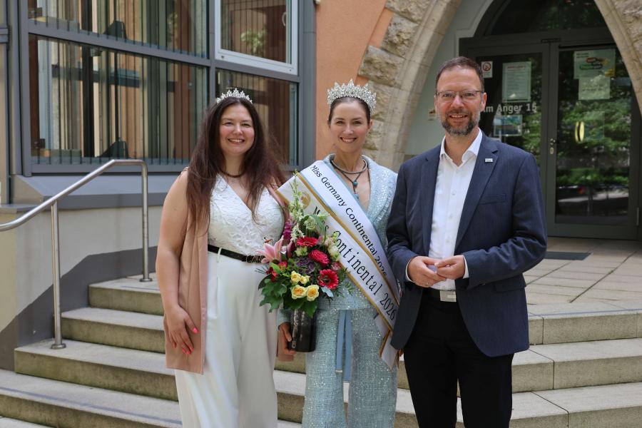 Zwei Frauen mit Krone und OB Nitzsche schauen in die Kamera.