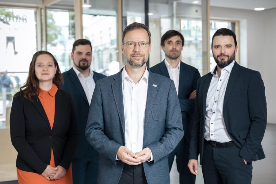 Gruppe von fünf Personen schaut in die Kamera.