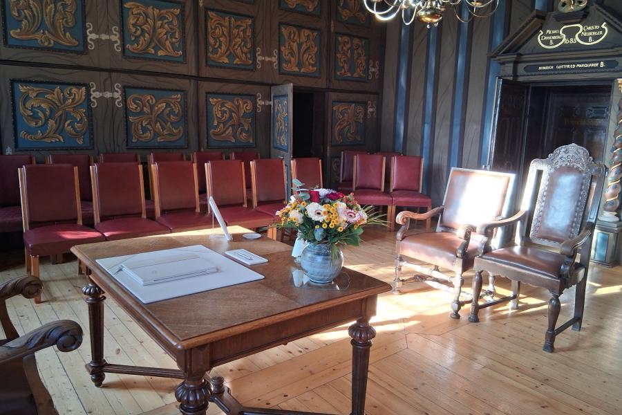 Trauzimmer im historischen Rathaus mit Tische und Stühlen