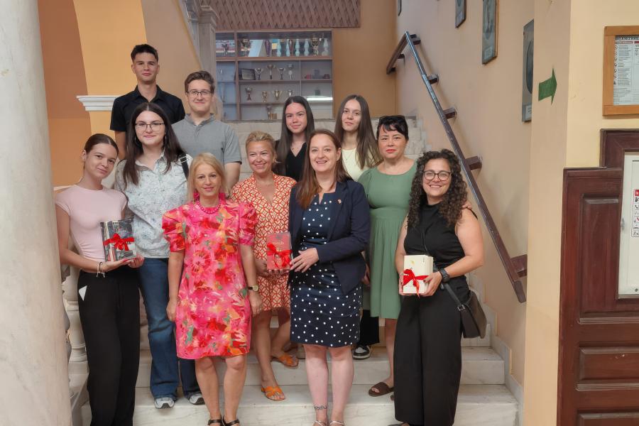 Menschen auf einer Schultreppe