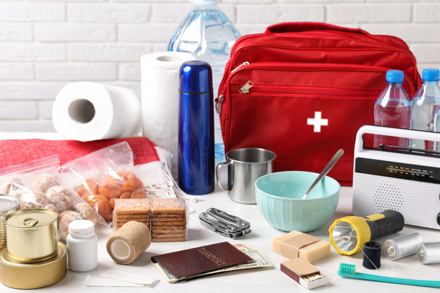 Dinge für den Notfall: u.a. Lebensmittel, Wasserflaschen, Taschenlampe, Radio, ein Erste-Hilfe-Set