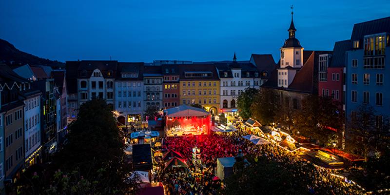 Der gut besuchte Marktplatz während des Jenaer Altstadtfestes