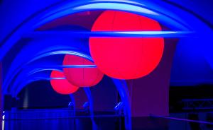 Rote Lampen vor blauem Hintergund im Volksbad.