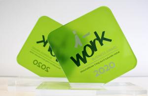 Die grüne Trophäe mit der Aufschrift i-work Business Award