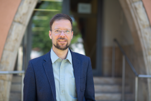 Oberbürgermeister Dr. Thomas Nitzsche steht vor dem technischen Rathaus.