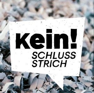 Eine Sprechblase mit dem Text: Kein! Schlussstrich, im Hintergrund geschredderte Dokumente mit Buchstabenfetzen