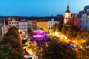 Publikum vor der Bühne auf dem Jenaer Marktplatz beim Jenaer Frühlingsmarkt