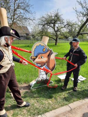 Ein als Napoleon verkleideter Mann und ein Mann