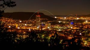 Jena bei Nacht mit Blick vom Landgrafen Richtung Süden. An verschiedenen Gebäuden sind kleine Leuchtpunkte hinzugefügt wurden, die mit ebenfalls leuchtenden Lichtbögen verbunden sind.