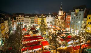Festlich geschmückte Stände auf dem Marktplatz beim Jenaer Weihnachtsmarkt
