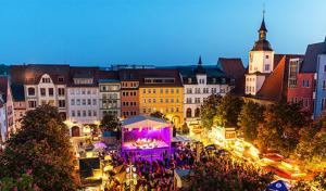 Die beleuchtete Bühne auf dem Marktplatz während des Jenaer Frühlingsmarktes