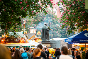 Gäste des Jenaer Frühlingsmarktes auf dem Marktplatz vor der Hanfried-Statue und Ständen des Stadtfestes