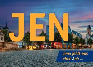 Im Hintergrund Häuser des Marktplatzes und Pflastersteine, Auf dem Bild steht JEN - Jena fehlt was ohne Anh...