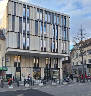 Gebäude des Bürgerservice, Menschen und Fahrräder stehen davor