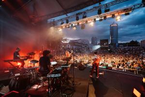 Konzertimpression Kulturarena Jena: Blick aus dem seitlichen Backstage auf Bühne und Publikum während eines Konzertes