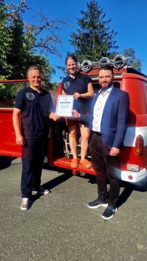 Drei Personen lachen in die Kamera.