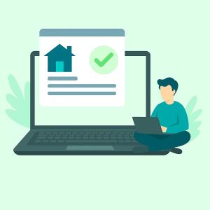 Ein Mensch sitzt mit einem Laptop auf dem Schoß neben einem übergroßen Rechner, eine Grafik zeigt ein Haus und daneben einen grünen Haken