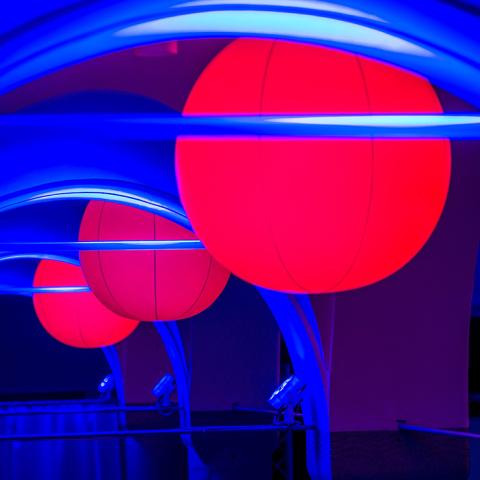 Rote Lampen vor blauem Hintergund im Volksbad.