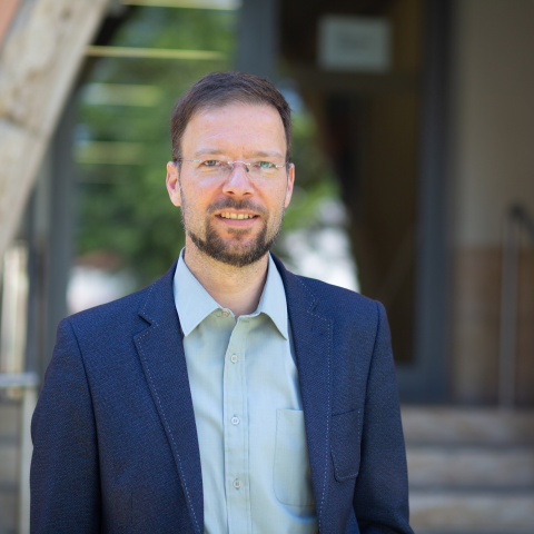 Oberbürgermeister Dr. Thomas Nitzsche steht vor dem technischen Rathaus.