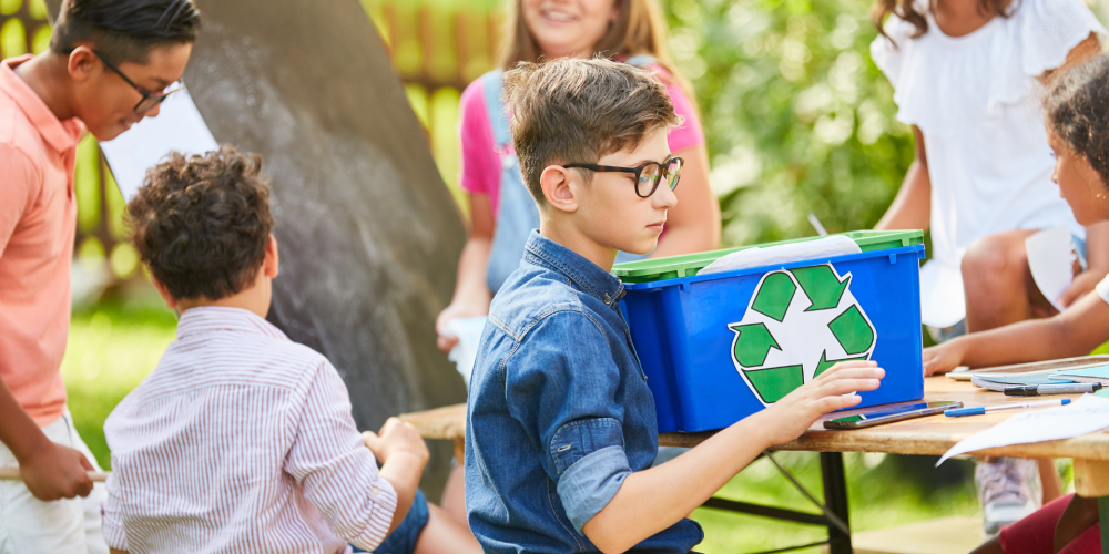 Kinder beschäftigen sich mit Umwelt und Recycling.