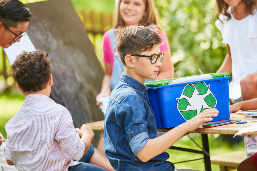Kinder beschäftigen sich mit Umwelt und Recycling.