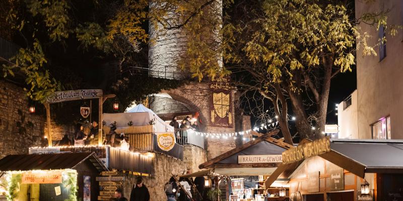 Blick auf den historischen Weihnachtsmarkt am Stadtmauerensemble, abends, Stände, Licht und Menschen